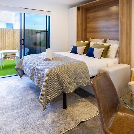 Downtown Comfort: Modern Studio With Backyard クライストチャーチ エクステリア 写真