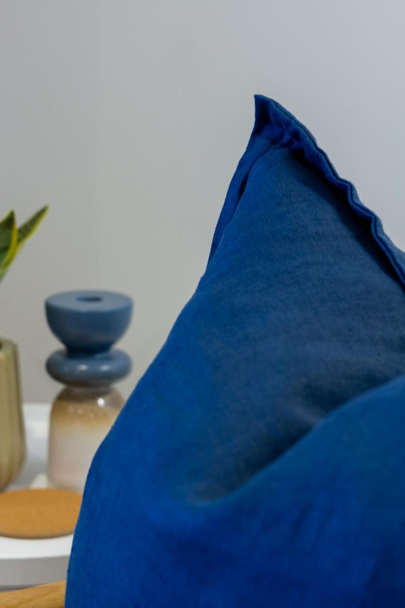 Downtown Comfort: Modern Studio With Backyard クライストチャーチ エクステリア 写真