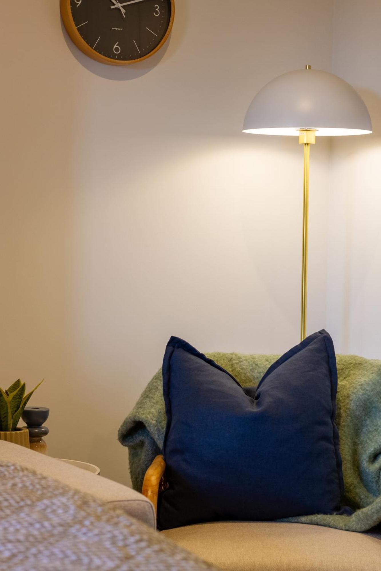 Downtown Comfort: Modern Studio With Backyard クライストチャーチ エクステリア 写真