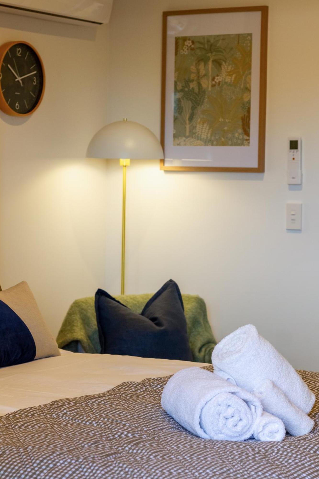 Downtown Comfort: Modern Studio With Backyard クライストチャーチ エクステリア 写真