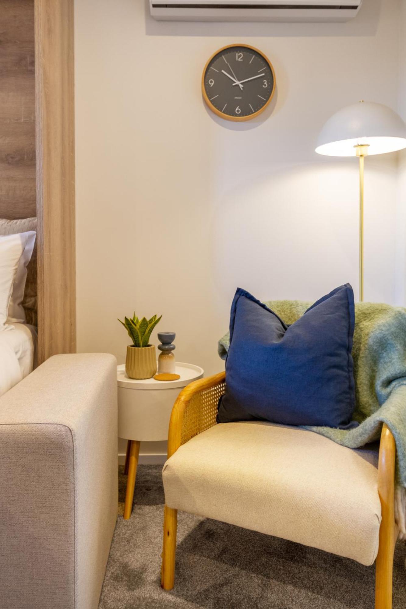 Downtown Comfort: Modern Studio With Backyard クライストチャーチ エクステリア 写真