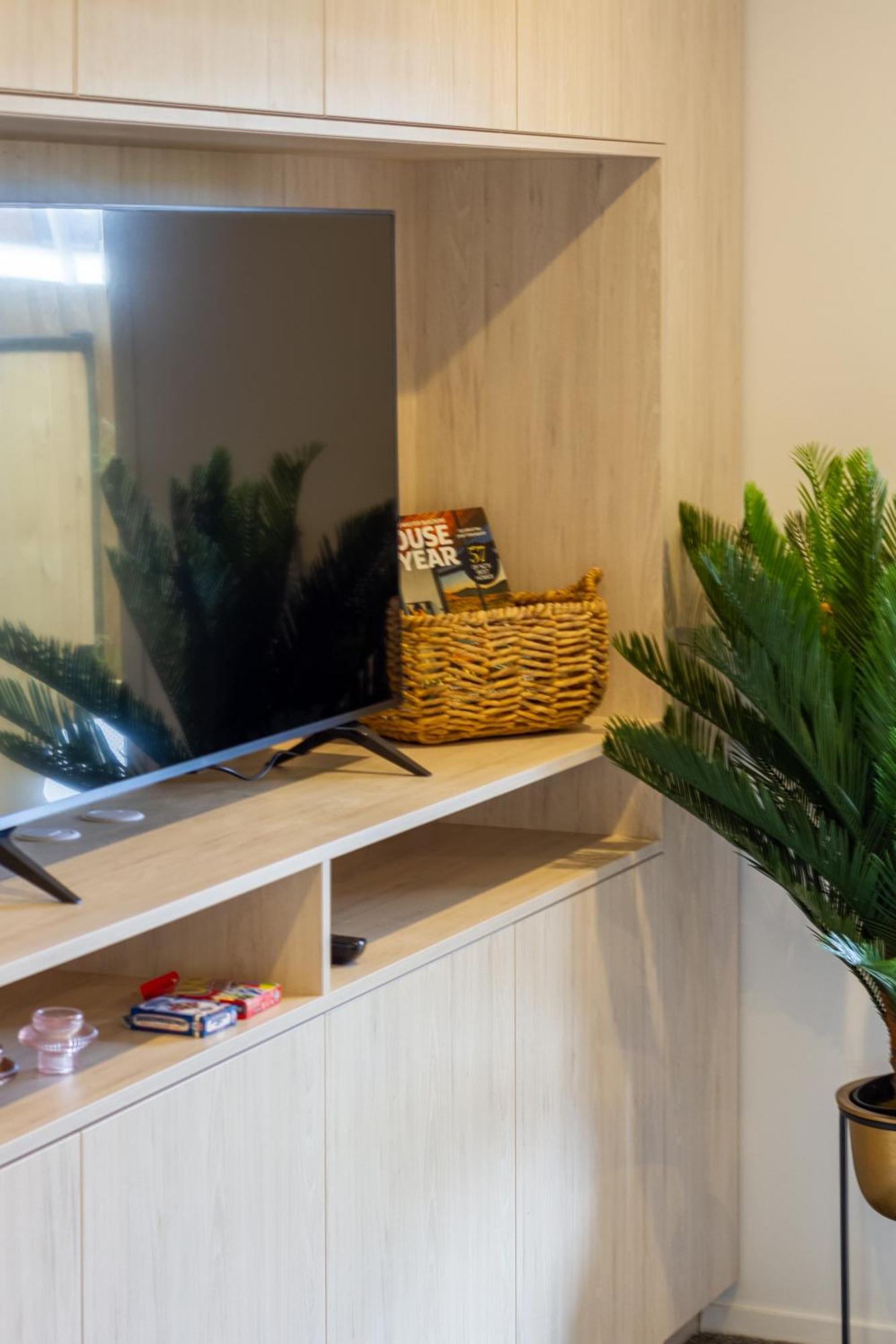 Downtown Comfort: Modern Studio With Backyard クライストチャーチ エクステリア 写真
