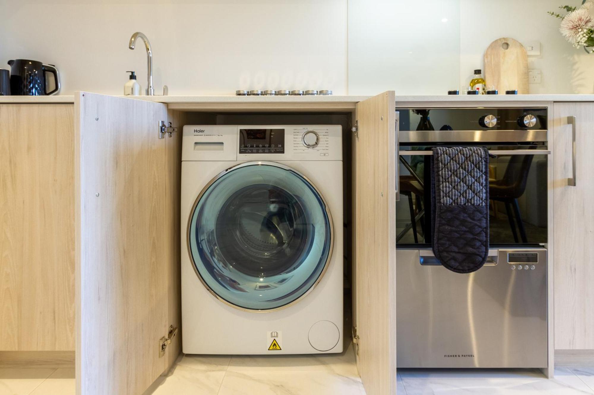 Downtown Comfort: Modern Studio With Backyard クライストチャーチ エクステリア 写真