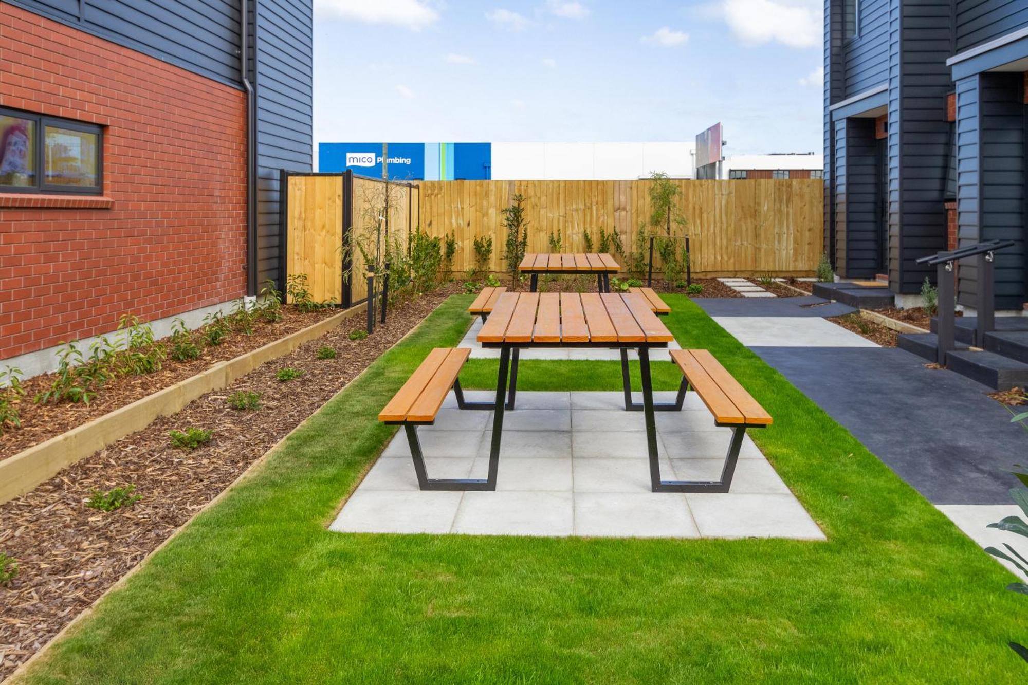 Downtown Comfort: Modern Studio With Backyard クライストチャーチ エクステリア 写真